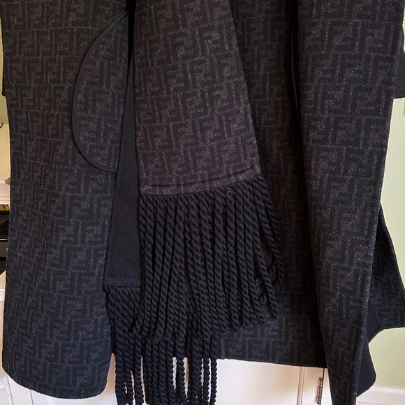 Authentic Fendi wool coat with scarf - Picture 9 of 15